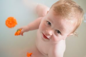 Breast milk bath, Jonah looking at mummy