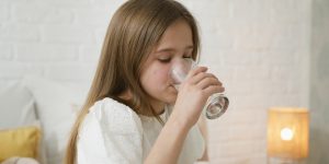 9 tips to encourage your child to drink water