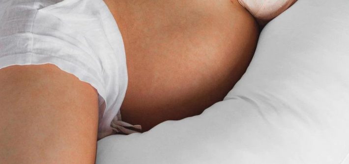How pregnancy pillows support you from the first trimester to postpartum