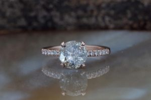 Choosing a ring for a wedding: trends and current options