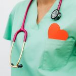 How does the average salary for cardiologists vary between private practice and hospital employment? An in-depth analysis