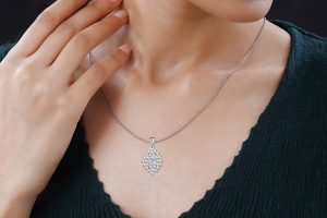 The Best Jewelry Choice for a Natural, Low-Tox Lifestyle