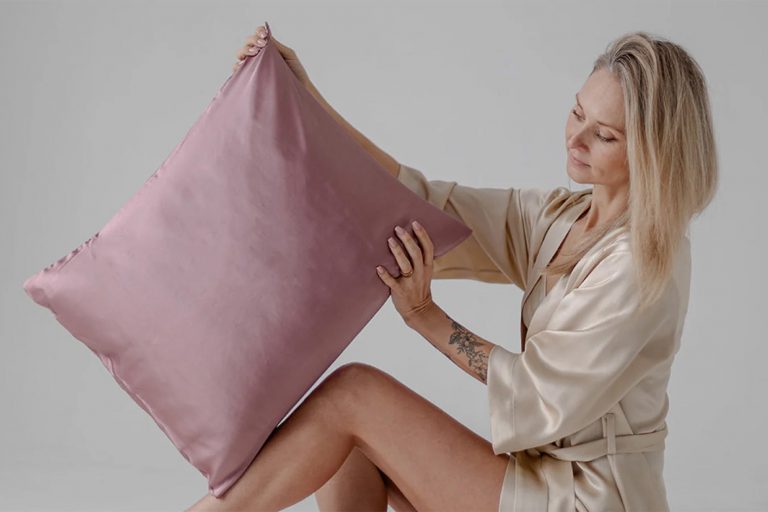 Transform Your Sleep: The Benefits of Silk Pillowcases for Skin, Hair, and Comfort Transform Your Sleep: The Benefits of Silk Pillowcases for Skin, Hair, and Comfort
