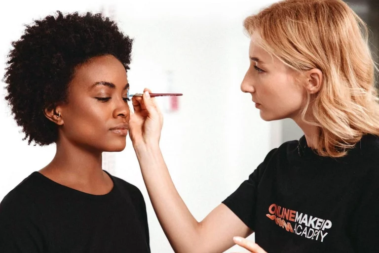 Best Online Makeup School (Worldwide): How to Choose the Right Program for Your Career Best Online Makeup School (Worldwide): How to Choose the Right Program for Your Career