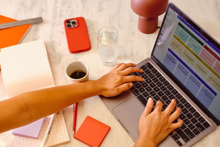 How Outsourcing IT Help Desk Support Enhances Operational Efficiency